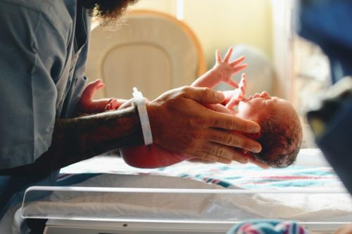 'Đẻ nhầm' con của người lạ vì lỗi IVF ở Australia