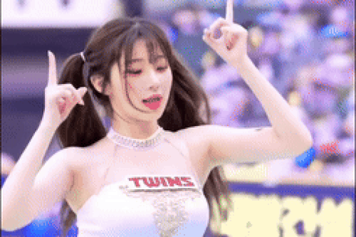 Hoạt náo viên nổi nhất TikTok bị chê mặc 'hở hang'