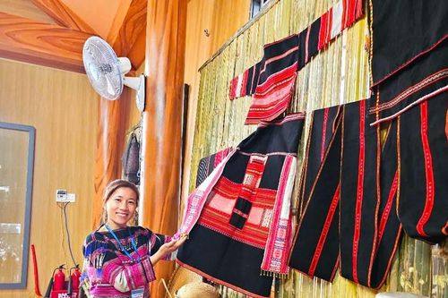 Sống lại những khung dệt thổ cẩm của người Ba Na