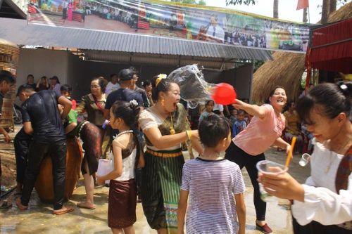 Buôn Đôn rộn ràng Tết Bunpimay, thu hút du khách