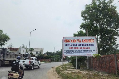 Kiểm tra, tháo gỡ biển quảng cáo 'chữa bệnh bằng nước' sai quy định