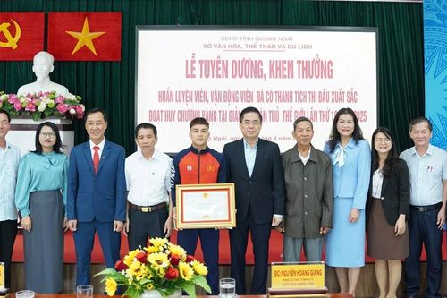 Trao Bằng khen VĐV Đinh Văn Tâm đoạt HCV tại Giải Cúp tán thủ thế giới 2025