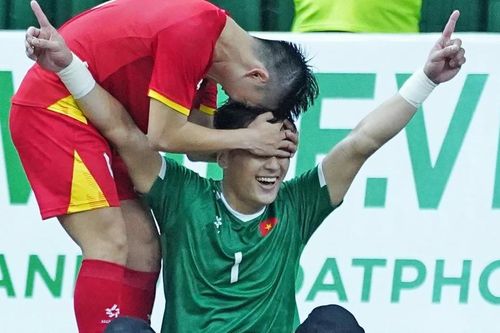 Hồ Văn Ý nói gì sau khi sút tung lưới thủ môn hay nhất thế giới Higuita?