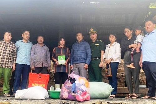 Trợ giúp gia đình ở Mường Lát khắc phục hậu quả vụ hỏa hoạn