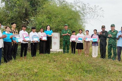 Kiên Giang: Biên phòng hỗ trợ kinh phí cho 9 học sinh Campuchia
