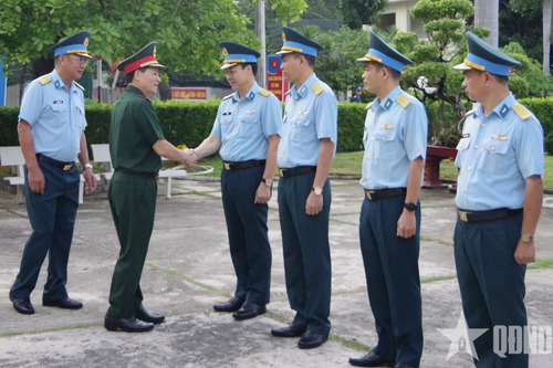 Đoàn công tác Bộ Tổng Tham mưu Quân đội nhân dân Việt Nam làm việc tại Trường Sĩ quan Không quân