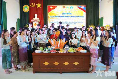 Bộ CHQS tỉnh Tuyên Quang tặng quà sinh viên Lào
