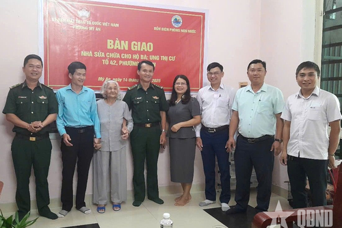 Bàn giao nhà cho hộ nghèo ở khu vực biên giới biển TP Đà Nẵng