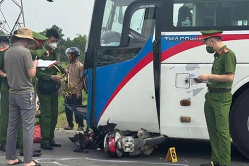 Ô tô khách va chạm với xe máy khiến 2 người tử vong