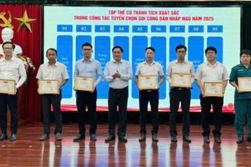 Khen thưởng nhiều tập thể, cá nhân trong công tác tuyển chọn, gọi công dân nhập ngũ