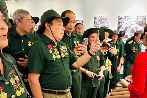 Cựu chiến binh tỉnh Lai Châu thăm TPHCM sau 50 năm thống nhất đất nước
