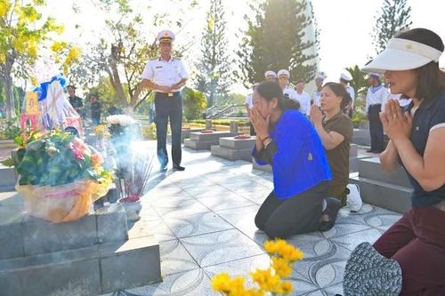 Em gái nghẹn ngào bên phần mộ anh trai liệt sĩ sau 50 năm
