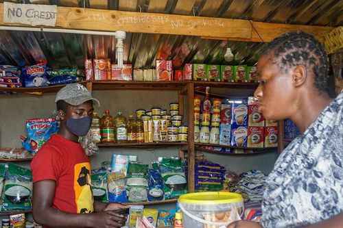 Công chức Zimbabwe làm thêm 'chui'