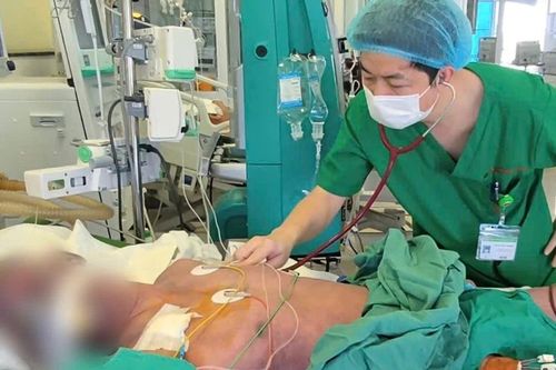 Người đàn ông nguy kịch sau khi ăn lòng lợn