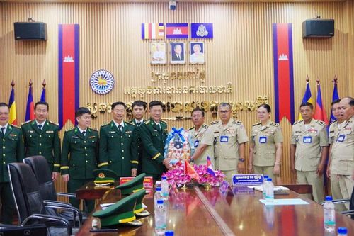 Chúc Tết cổ truyền Bunpimay và Chol Chnam Thmay các đơn vị lực lượng vũ trang Lào, Campuchia