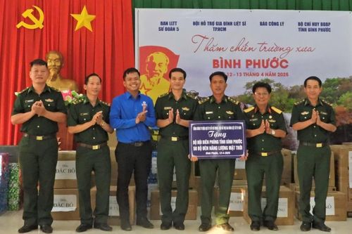 Tặng quà các đồn Biên phòng và gia đình chính sách trên tuyến biên giới Bình Phước