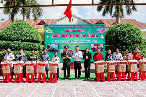 Chúc Tết cán bộ, chiến sĩ và bà con dân tộc Khmer nhân dịp Tết cổ truyền Chol Chnam Thmay