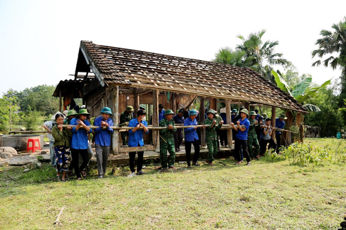Giúp dân xóa nhà tạm, nhà dột nát