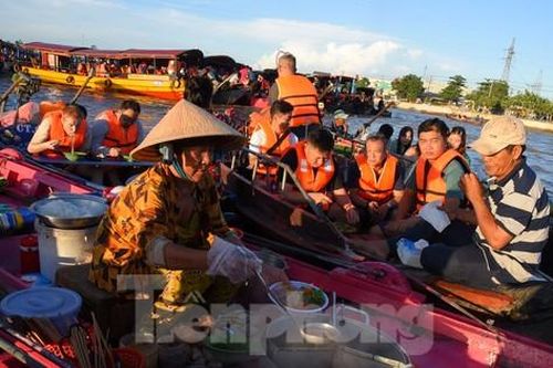 Độc đáo món 'bún lắc' tại chợ nổi Cái Răng