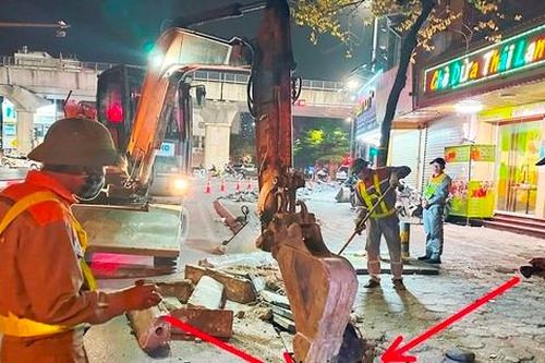 Soi đèn trong đêm để xén dải phân cách, mở rộng nút giao chống ùn tắc tại Hà Nội