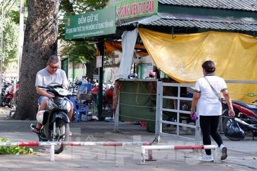 Cận cảnh loạt vỉa hè được đề nghị tháo thanh chắn xe máy ở TPHCM