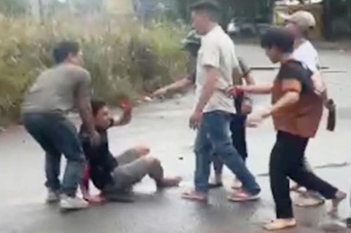 Hẹn đến quán cà phê giải quyết mâu thuẫn, 3 người bị chém trọng thương