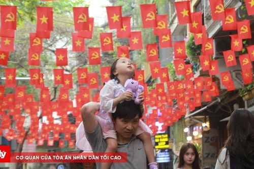 Rực rỡ cờ hoa khắp phố phường Hà Nội