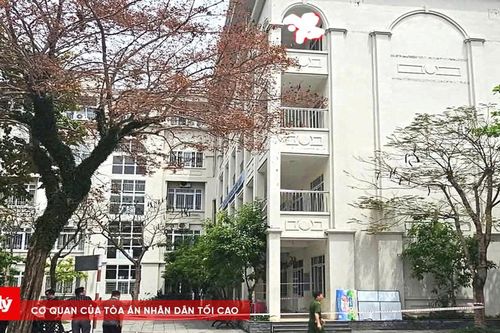 Lan can tầng 4 rơi xuống sân trường, 3 nữ sinh nhập viện cấp cứu