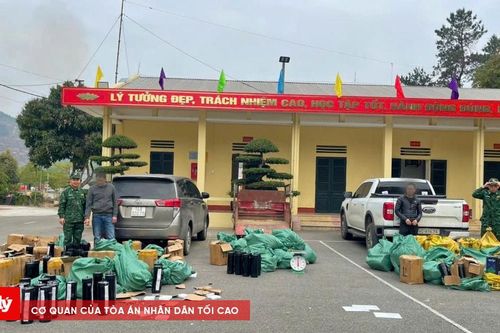Bắt vụ vận chuyển hơn 350 bình khí cười