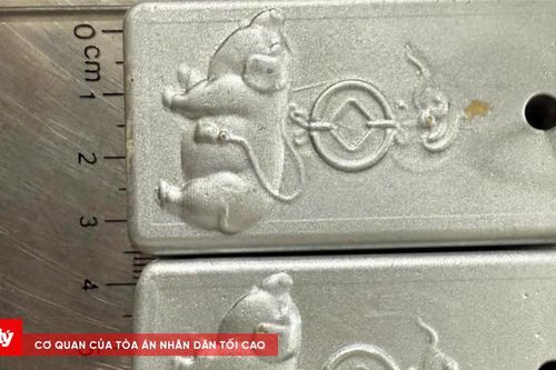 Phát hiện du khách giấu kim loại nghi vàng khi nhập cảnh