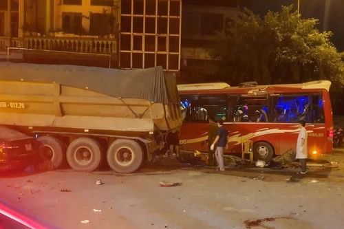 3 ô tô đâm nhau liên hoàn, sập cổng chào làm hơn 20 người bị thương