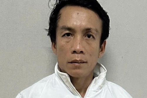 Camera ghi cảnh trinh sát quật ngã tên trộm ở cửa hàng điện thoại
