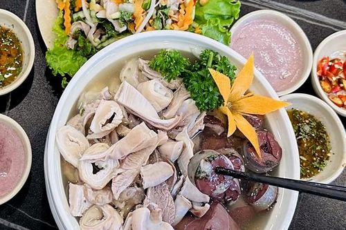 Người đàn ông ở Thái Bình nguy kịch sau bữa ăn lòng lợn