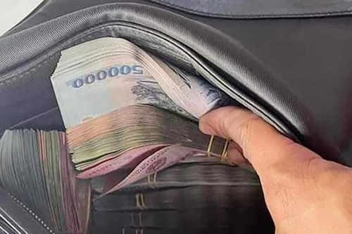 Chiếc ví đen bị bỏ quên tại Nội Bài và pha 'quay xe' trong đêm của vị khách