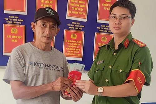 Nhặt bao lì xì 22,5 triệu đồng, người bán bánh mì ở TPHCM nộp công an