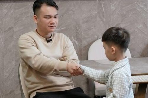 Ca sĩ Khắc Việt gây tranh cãi với cách dạy con nghiêm khắc khi vợ vắng nhà