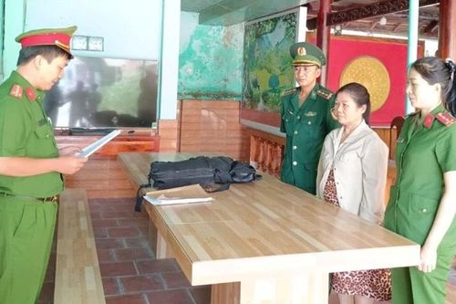 Phát hiện đối tượng bị truy nã khi tiếp nhận 21 công dân cư trú