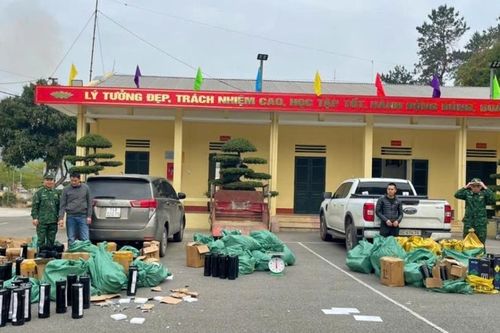 Bắt giữ 3 phương tiện vận chuyển hàng trăm bình khí cười