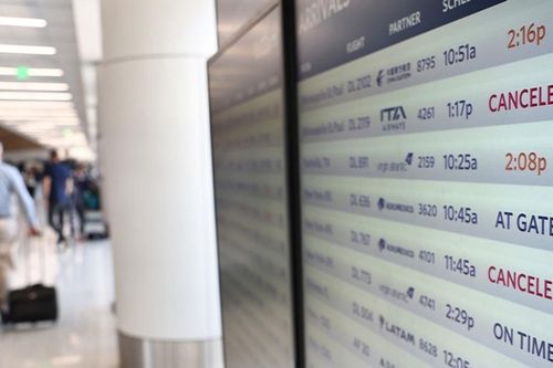 Financial Times: Người châu Âu hủy chuyến đến Mỹ