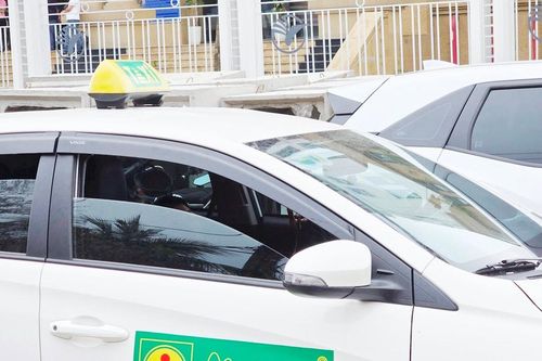 Tài xế xe taxi Mai Linh vô tư dừng xe trên đường, nằm xem điện thoại gây ách tắc giao thông