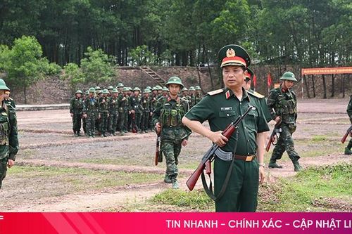 Tư lệnh Quân khu 4 kiểm tra huấn luyện chiến sỹ mới tại Hà Tĩnh