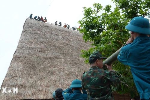 Gia Lai: Bộ đội hỗ trợ dân làng 'thay áo mới' cho nhà rông Kon Sơ Lăl