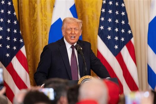 Thuế quan của Mỹ: Tổng thống Trump chuẩn bị công bố thuế suất nhập khẩu chất bán dẫn