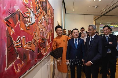 Trưng bày tranh của họa sĩ Việt Nam tại triển lãm nghệ thuật kết nối ASEAN