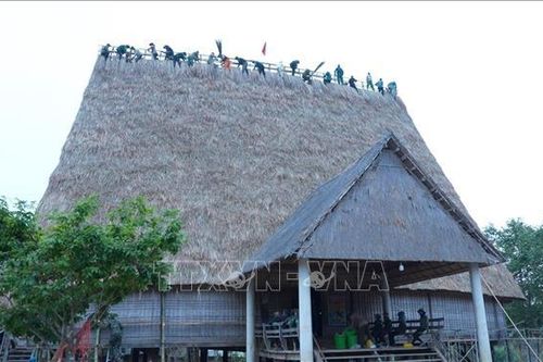 Thay áo mới cho nhà rông Kon Sơ Lăl
