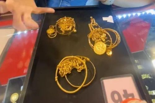 Dọn dẹp chiếc giường cũ, bất ngờ phát hiện gói vàng trị giá 500 triệu đồng