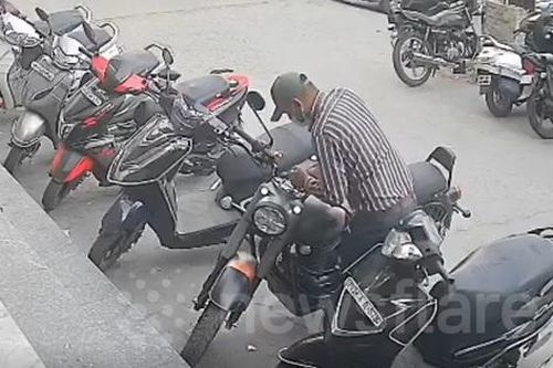 Người đàn ông bẻ khóa, trộm xe máy nhanh như chớp trên phố