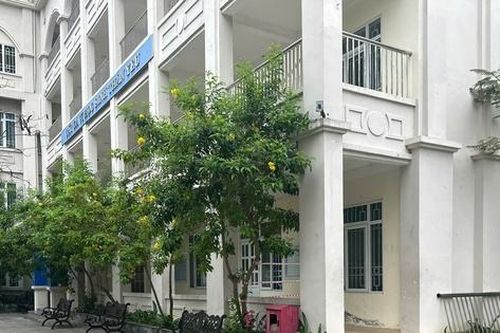 Thông tin mới vụ lan can rơi từ tầng 4 xuống sân trường khiến 3 học sinh bị thương