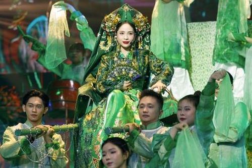 Sân khấu gây 'sốt' của ca nương Kiều Anh với màn 'lạy cô' đông nhất từ trước đến nay