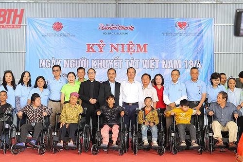 Trao 300 suất quà và 40 xe lăn cho người khuyết tật có hoàn cảnh khó khăn của huyện Thiệu Hóa